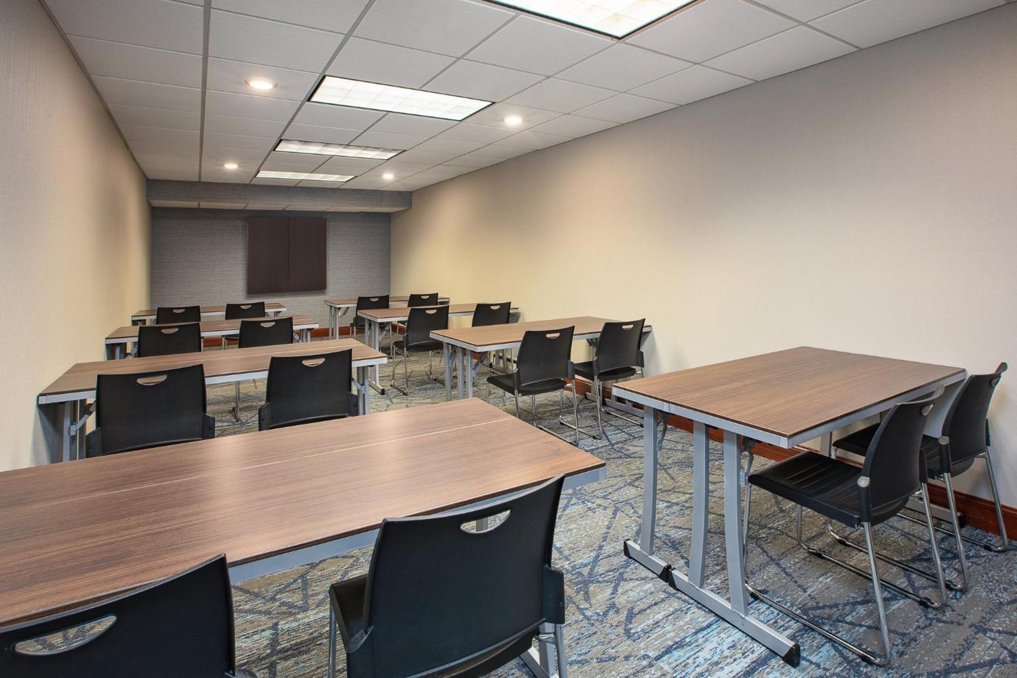 Holiday Inn Express Hotel & Suites Grand Rapids-North By Ihg Walker Zewnętrze zdjęcie
